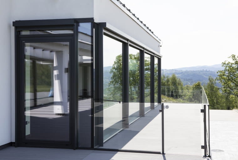 OKNA ALUMINIOWE mogą mieć ramę skrzydła i ościeżnicę malowane proszkowo z palety RAL lub w technologii Decor bądź oklejone folią drewnopodobną OKNA ALUMINIOWE