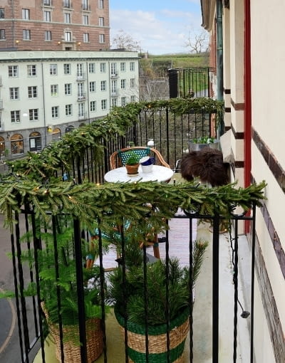 Małe mieszkanie w artystycznym klimacie. Niewielki balkon. mieszkanie, małe mieszkanie, skandynawski styl, oryginalne mieszkanie, zdjęcia mieszkań