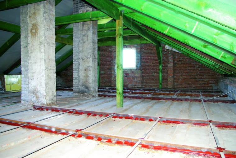 Najważniejsza jest ocena stanu technicznego elementów konstrukcyjnych dachu. Mowa tutaj głównie o słupach i wiązarach, a w razie czego także o łatach Najważniejsza jest ocena stanu technicznego elementów konstrukcyjnych dachu. Mowa tutaj głównie o słupach i wiązarach, a w razie czego także o łatach