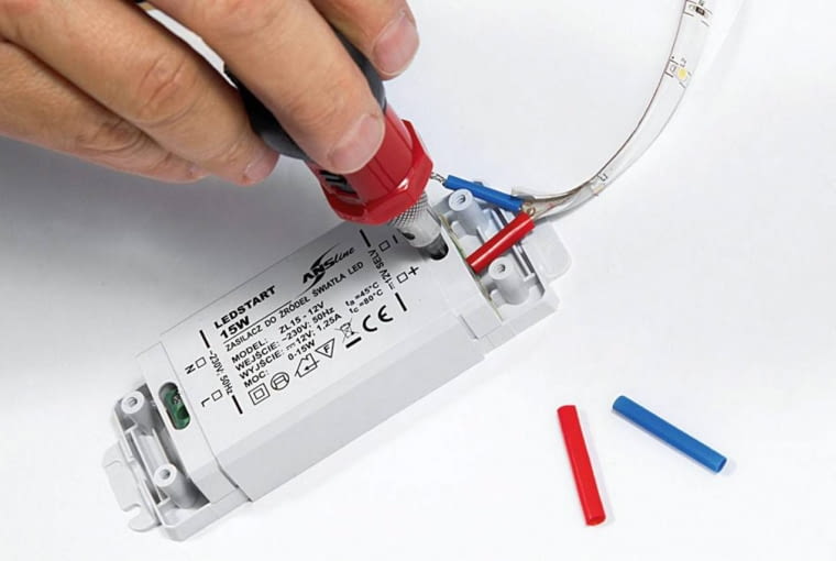 16.05.2012 WARSZAWA SESJA ZROB TO SAM KROK PO KROKU NA ZDJECIU WNETRZE NAPRAWA USZKODZONEGO GNIAZDKA SIECIOWEGO PODTYNKOWEGO STYLIZACJA -------------- DLA CZASOPISMA CZTERY KATY FOT. TATA STUDIO / TEL 0501255063 SLOWA KLUCZOWE: ZROB TO SAM