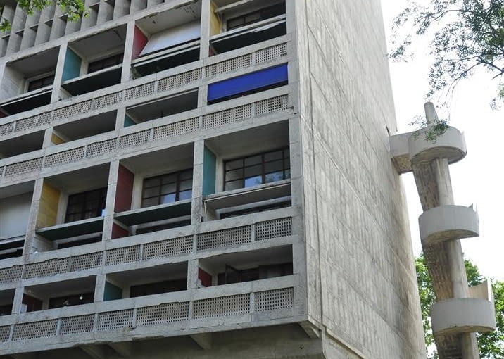 Jednostka Marsylska, proj. Le Corbusier - fasada wschodnia i schody przeciwpożarowe z galerii handlowej