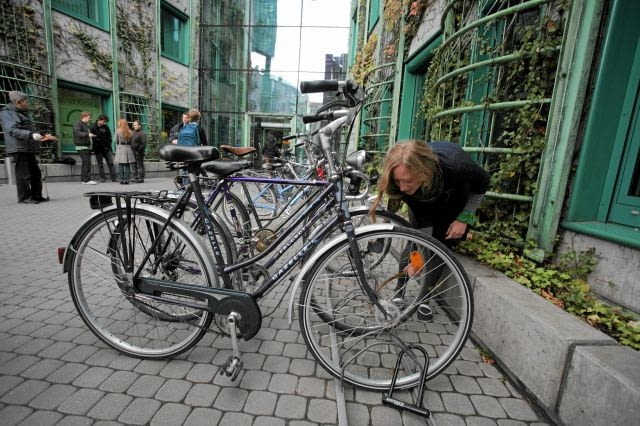 Biblioteka Uniwersytetu Warszawskiego, tzw. Nowy BUW 02.10.2009 WARSZAWA , PARKING ROWEROWY PRZED BIBLIOTEKA UNIWERSYTETU WARSZAWSKIEGO ( BUW ) . CORAZ WIECEJ STUDENTOW DOJEZDZA NA UCZELNIE NA ROWERACH . FOT. WOJCIECH SURDZIEL / AGENCJA GAZETA