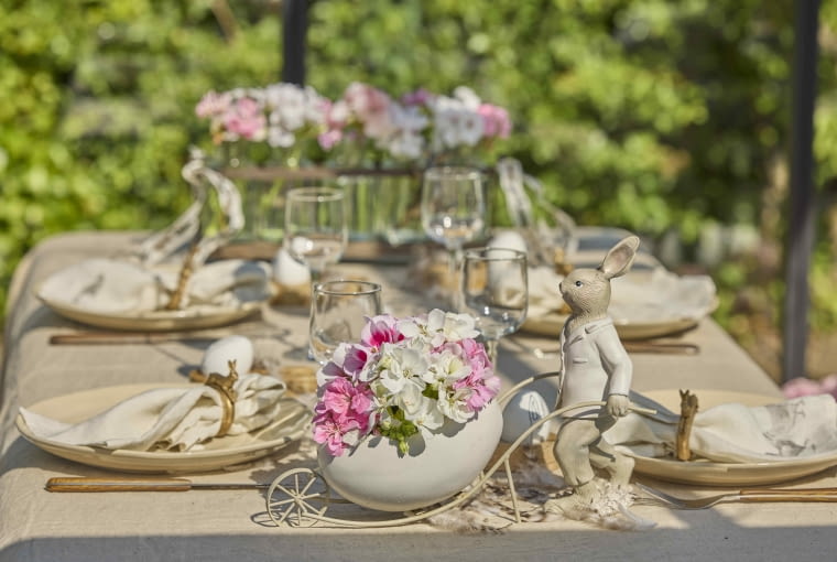 Wielkanoc w kwiatach – dekoracje z pelargoniami na świąteczny stół