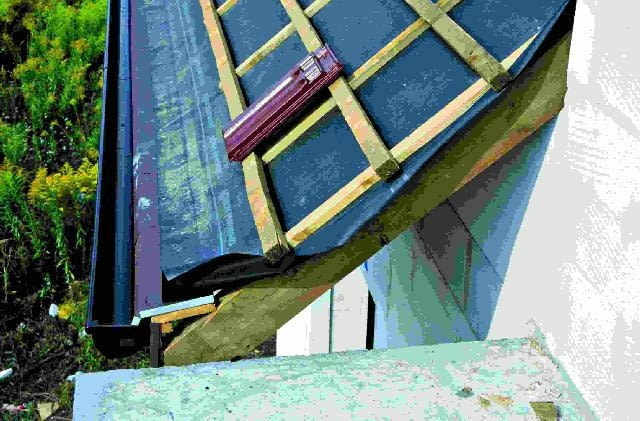 Tak powinno wyglądać poprawnie zamontowane na folii orynnowanie