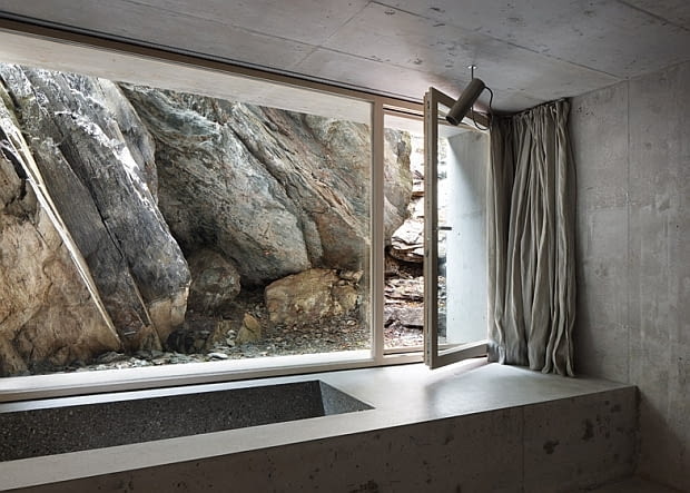 Concrete Cabin - betonowy domek w szwajcarskich Alpach; proj. Nikish Sano Walder Architects dom w Alpach, dom w górach, chatka w górach, domek w górach