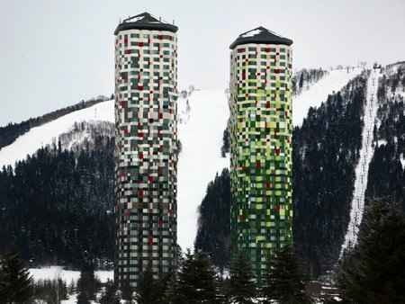 Alpha Tomamu Towers, po niedawnej modernizacji projektu Klein Dytham architecture najbardziej kolorowy górski hotel na świecie. 121-metrowe wieże górują nad japońskim kurortem Tomamu, ale dzięki barwnym elewacjom wtapiają się w zmieniający pejzaż. japonia, modernizacja, kolor, wieżowiec, hotel