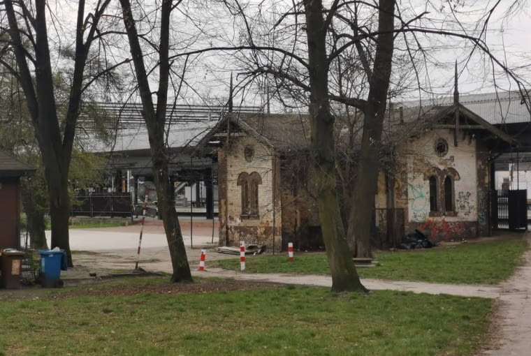 XIX-wieczny szalet przy dworcu w Częstochowie w kwietniu 2026 roku. XIX-wieczny szalet przy dworcu w Częstochowie w kwietniu 2026 roku.