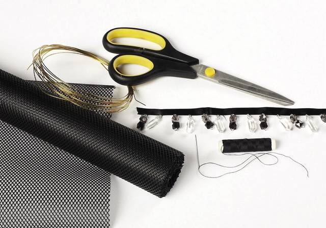 Robimy choinkowy mobil. Materiały i narzędzia: siatka, taśma z koralikami, nożyczki, drut, igła i nitka. Style: "naj"