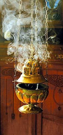 Dym z kadzielnicy symbolizuje modlitwę unoszącą się do Boga. 06.11.03 WARSZAWA KADZIDLO DOM WNETRZE ATAPY ARANZACJA I WYKONANIE PIOTR SYGA POMYSLY DO PISMA KWIETNIK FOT. PAWEL SLOMCZYNSKI / AGENCJA GAZETA