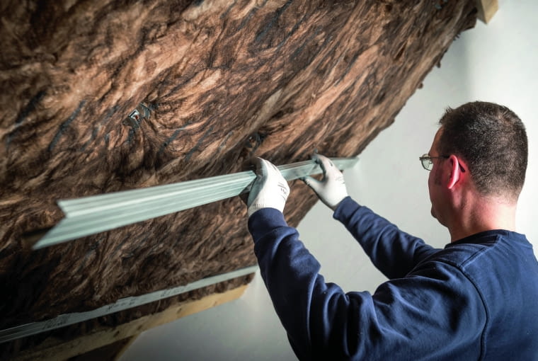 Żeby osiągnąć wymaganą wartość współczynnika U dachu, termoizolacja musi być grubsza niż ta, która mieści się między krokwiami