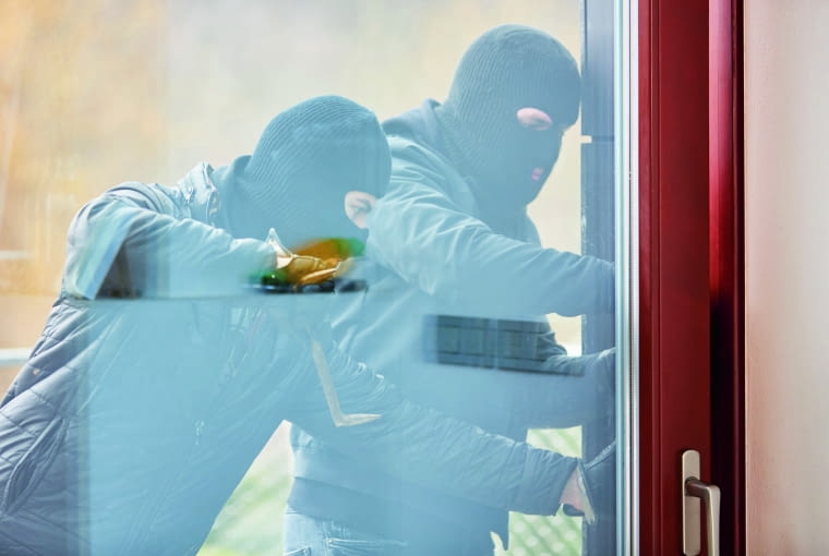 Włamywacze najczęściej wchodzą przez stolarkę okienno-drzwiową – najchętniej forsowane są okna lub drzwi tarasowe, typu HS/HST, ale także drzwi czy bramy garażowe Połączenie technologii z codzienną wygodą p Włamywacze najczęściej wchodzą przez stolarkę okienno-drzwiową – najchętniej forsowane są okna lub drzwi tarasowe, typu HS/HST, ale także drzwi czy bramy garażowe Połączenie technologii z codzienną wygodą p