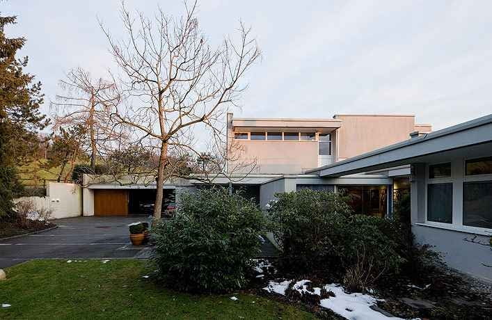 Stettfurt House, 1970 Ostatni projekt Neutry. Plany rozrysował jego syn Dion, a całą dokumentację ukończył szwajcarski architekt, z którym już wcześniej współpracował Neutra. Dom powstał w Thurgau w Szwajcarii. richard neutra, niemcy, modernizm, szwajcaria, wystawa, dom jednorodzinny