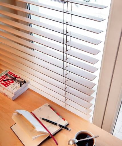 DEKORACJE - OKNO Z DREWNIANĄ ŻALUZJĄ. Barwa cienkich drewnianych listewek, z jakich zrobiono żaluzje, została idealnie dobrana do kolorystyki sypialni.