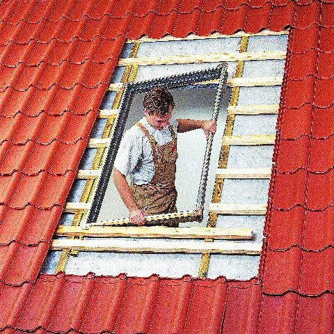 Przy montażu bezpiecznych okien dachowych warto rozważyć, czy nie wzmocnić również konstrukcji dachu, układając pod rusztem sztywne poszycie Imacon Color Scanner