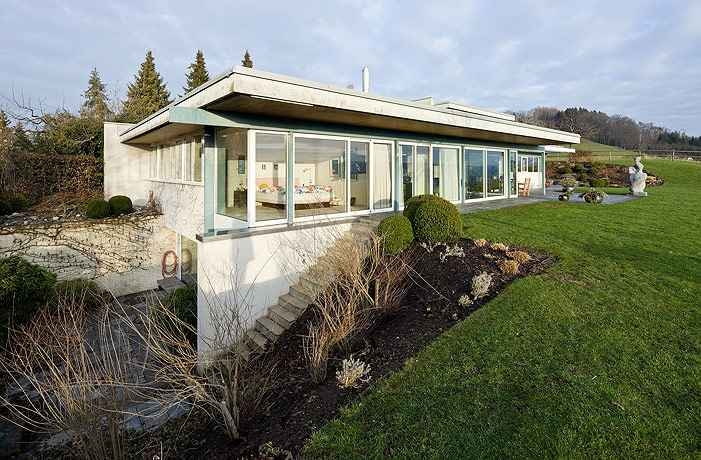 Stettfurt House, 1970 Ostatni projekt Neutry. Plany rozrysował jego syn Dion, a całą dokumentację ukończył szwajcarski architekt, z którym już wcześniej współpracował Neutra. Dom powstał w Thurgau w Szwajcarii. richard neutra, niemcy, modernizm, szwajcaria, wystawa, dom jednorodzinny