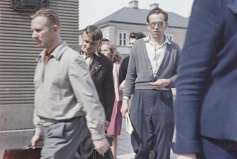Ulica Nowy Świat w Warszawie (1959 r.). Przechodnie na rogu Nowego Światu i Alej Jerozolimskich. Na ścianie budynku widoczna tablica pamiątkowa. Ulica Nowy Świat w Warszawie (1959 r.). Przechodnie na rogu Nowego Światu i Alej Jerozolimskich. Na ścianie budynku widoczna tablica pamiątkowa.