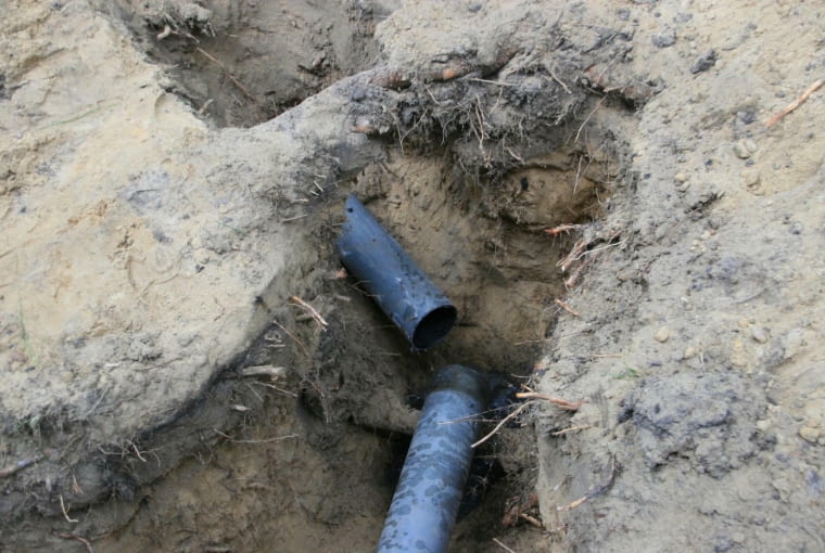 Po zlokalizowaniu miejsca blokady odkopano rurę, a potem przecięto ją, by usunąć zator zapchana kanalizacja