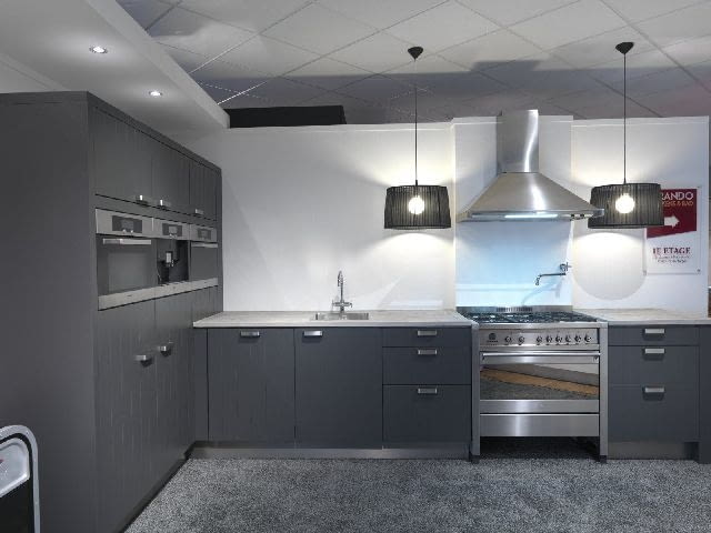 Sterylna, pozbawiona zbędnych ozdób kuchnia loft,lofty,aranżacja wnętrz,projektowanie wnętrz,kuchnia