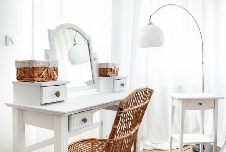 Toaletki dostępne są w różnorodnej stylistyce i kolorystyce, dzięki czemu ich dopasowanie do wnętrza sypialni nie jest trudne Toaletki dostępne są w różnorodnej stylistyce i kolorystyce, dzięki czemu ich dopasowanie do wnętrza sypialni nie jest trudne