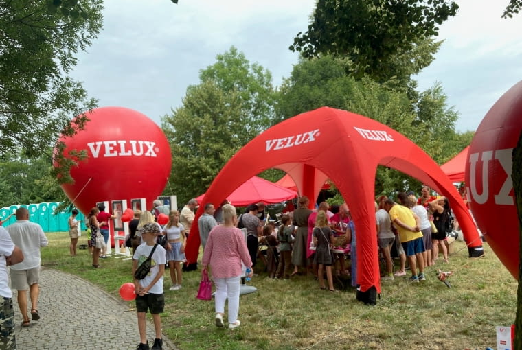 Koronacja Królewska Gniezno 2024 strefa VELUX Grupa VELUX w specjalnej strefie przygotowanej przez pracowników firmy, zapewnia wiele ciekawych aktywności dla wszystkich odwiedzających stoisko. Koronacja Królewska Gniezno 2024 strefa VELUX Grupa VELUX w specjalnej strefie przygotowanej przez pracowników firmy, zapewnia wiele ciekawych aktywności dla wszystkich odwiedzających stoisko.