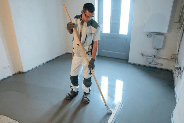 Wygładzanie powierzchni po zastosowaniu masy samopoziomującej