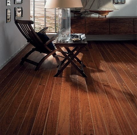 Deski warstwowe są fabrycznie wykończone lakierem lub - co jest lepszym rozwiązaniem przy ogrzewaniu podłogowym - zaimpregnowane olejem