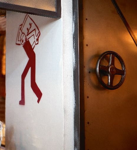 Poziom -1, gdzie mieści się bar i sala koncertowa ze sceną, którą można aranżować na potrzeby różnych wydarzeń: spektakli, kabaretów, a nawet pokazów mody. Często odbywają się tu także warsztaty i inne imprezy przy muzyce. Poziom -1, gdzie mieści się bar i sala koncertowa ze sceną, którą można aranżować na potrzeby różnych wydarzeń: spektakli, kabaretów, a nawet pokazów mody. Często odbywają się tu także warsztaty i inne imprezy przy muzyce.