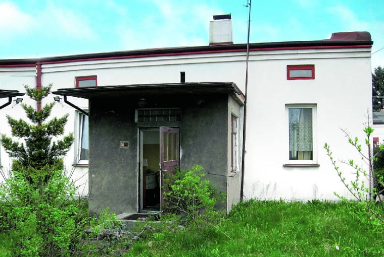 Dom wzniesiono w 1936 roku. Jest murowany i ma kopertowy dach od strony wschodniej Dom wzniesiono w 1936 roku. Jest murowany i ma kopertowy dach od strony wschodniej