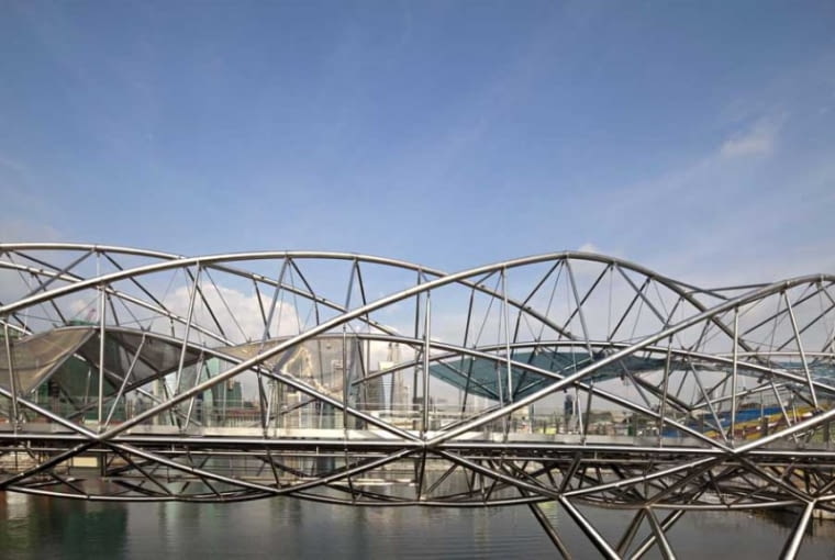 Helix Bridge - kładka dla pieszych w Singapurze nad zatoką Marina Bay. Uznana za najlepszą konstrukcję dla transportu w ramach World Architecture Festival 2010. Projekt: Cox Rayner Architects i Architects 61 konstrukcja, waf, singapur, most