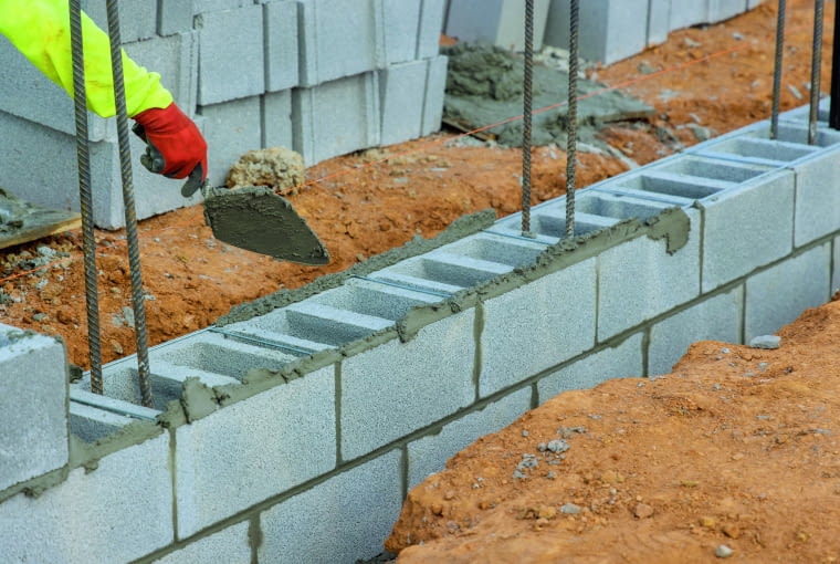 W praktyce idealnie byłoby rozpocząć budowę wiosną. Oczywiście nie zawsze jest to możliwe, ale warto mieć to na uwadze podczas planowania harmonogramu prac W praktyce idealnie byłoby rozpocząć budowę wiosną. Oczywiście nie zawsze jest to możliwe, ale warto mieć to na uwadze podczas planowania harmonogramu prac