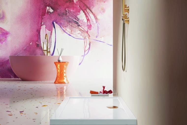 W przestronnych łazienkach trzeba wydzielić strefy. Decydując się tu na montaż prysznica,  warto postawić na brodziki na wymiar – będą idealnie dobrane do przestrzeni