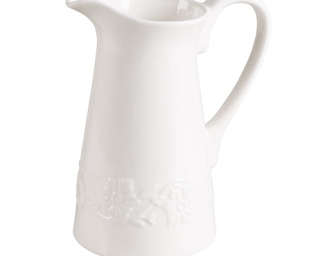 Ceramiczny dzbanek z wytłaczanym, kwiatowym wzorem. Pięknie prezentować się w nim będą świeże kwiaty! Do kupienia w F&F Home za 39,99 zł. przytulny dom, akcesoria, dodatki, gadżety
