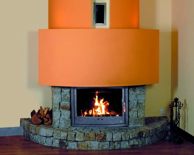 Kominek z płaszczem wodnym działa jak kocioł na paliwa stałe, a jednocześnie jest ozdobą salonu niczym zwykły kominek z wkładem lub kasetą. brak gazu