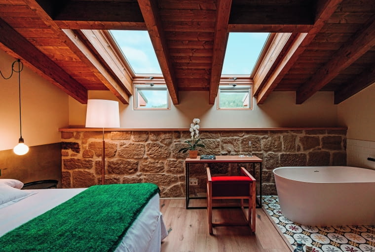 Poddasze z elementami drewna to przepis na przytulną, przyjazną domownikom przestrzeń. Dzięki takiemu wykończeniu pomieszczenia nabierają charakteru, stają się ciepłe i przyjemne w odbiorze