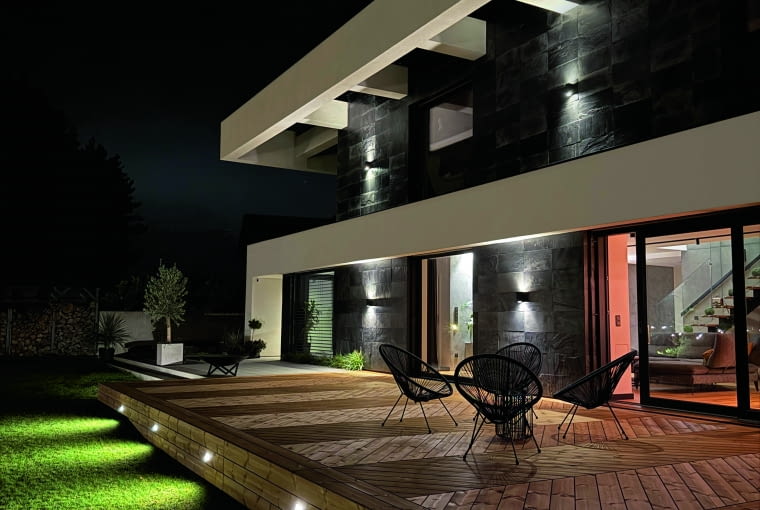 Te solidne poziome elementy powodują, że budynek „czyta się” horyzontalnie, co bez tego wcale nie byłoby tak oczywiste. Strefa tarasowego relaksu ma być wkrótce uzupełniona o aranżację tarasu na piętrze, gdzie na 80 mkw. mają pojawić się leżaki, wiszące kokony i być może jacuzzi...