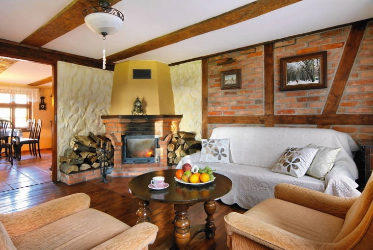 Salon z kominkiem w stylu rustykalnym Salon z kominkiem w stylu rustykalnym