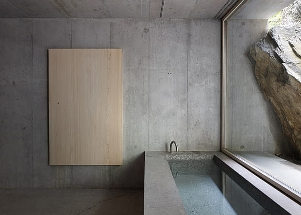 Concrete Cabin - betonowy domek w szwajcarskich Alpach; proj. Nikish Sano Walder Architects dom w Alpach, dom w górach, chatka w górach, domek w górach