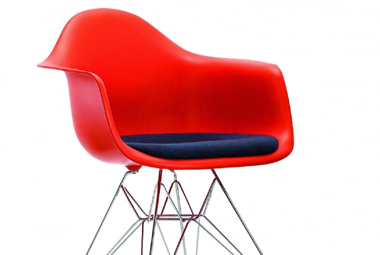 Plastic chair. Kultowe krzesło z 1950 r. Współczesna wersja z polipropylenu jest jeszcze bardziej komfortowa. 1798 zł, vitra.com/ipnoticstore.pl