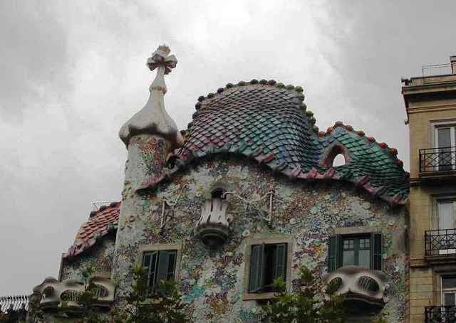 Casa Batlló to jeszcze jedna niesamowita kamienica projektu Gaudiego. Znajduje się przy Passeig de Gracia 43 w Barcelonie. Jej właściciel Josepa Batlló Casanovasa zlecił słynnemu katalońskiemu architektowi, by ją przebudował. jean nouvel, herzog and de meuron, antonio gaudi, architektura, top 10, santiago calatrava, barcelona, hiszpania
