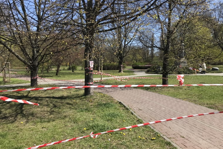 Taśmy - element architektury w dobie koronawirusa Taśmy - element architektury w dobie koronawirusa