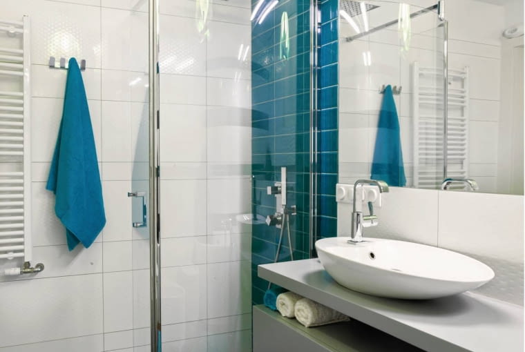 ŁAZIENKA. Kabina prysznicowa (90 x 100 cm) jest wyposażona i w rączkę prysznicową, i w deszczownicę zapewniającą relaksujący natrysk. Zamiast standardowego brodzika zamontowano odpływ liniowy w podłodze.