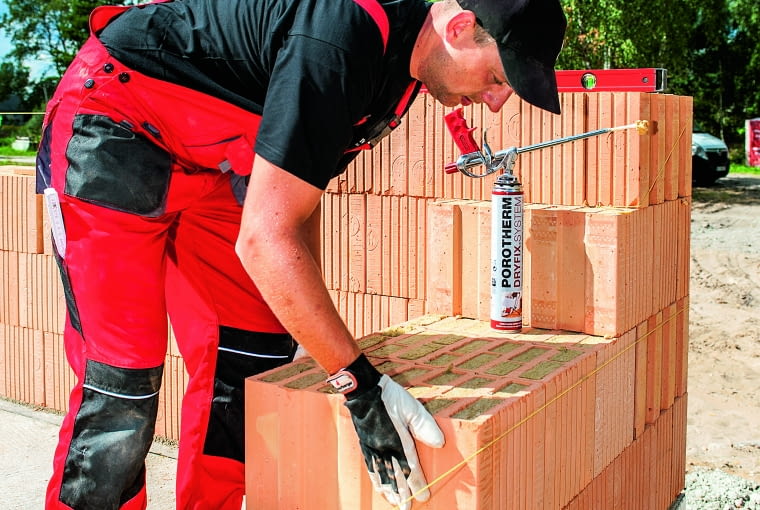 Od jakości materiałów użytych do budowy ścian zewnętrznych zależeć będzie, czy przegrody te będą trudną do pokonania barierą dla uciekającego z domu ciepła