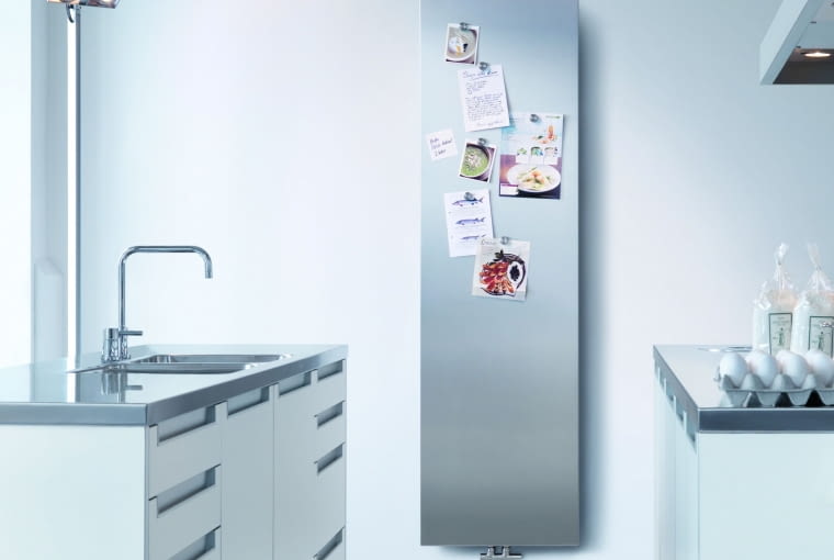 Grzejnik dekoracyjny łączący najnowocześniejszą technologię emisji ciepła ze stylistyką  wychodzącą naprzeciw obecnym trendom.  Dostępny we wszystkich kolorach z palety  producenta