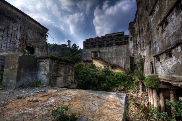 Ruiny poprzemysłowej zabudowy na wyspie Hashima. Ruiny poprzemysłowej zabudowy na wyspie Hashima.