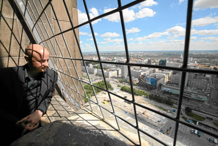 Christian Kerez patrzy z góry na pl. Defilad 17.06.2010 WARSZAWA , ARCHITEKT CHRISTIAN KEREZ , AUTOR PROJEKTU MUZEUM SZTUKI NOWOCZESNEJ . FOT. BARTOSZ BOBKOWSKI / AGENCJA GAZETA SLOWA KLUCZOWE: PORTRET MUZEUM SZTUKI NOWOCZESNEJ