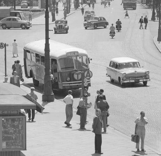 Autobusy komunikacji miejskiej na placu Trzech Krzyży w Warszawie (1957 r.). Perspektywa Alej Ujazdowskich od strony placu Trzech Krzyży. Na przystanku widoczny autobus marki Chausson linii 116 (numer boczny 372). Autobusy komunikacji miejskiej na placu Trzech Krzyży w Warszawie. Perspektywa Alej Ujazdowskich od strony placu Trzech Krzyży. Na przystanku widoczny autobus marki Chausson linii 116 (numer boczny 372).