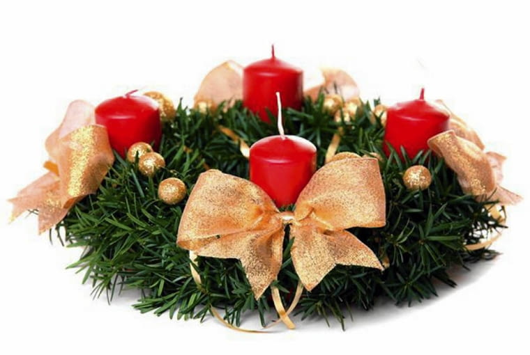 Ozdoby adwentowe. Wieniec ze złotymi kokardami