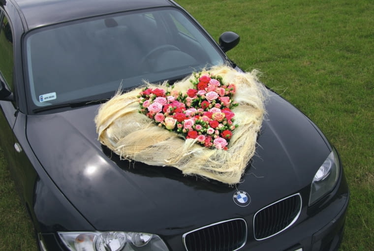 Samochód do ślubu - dekoracja "słodkie serce" 19.06.2011 WARSZAWA SESJA BUKIETY DEKORACJE SLUBNE SAMOCHODOW KOMPOZYCJE DEKORACJE SZKOLA EWY SKUTNIK DLA CZASOPISMA BUKIETY FOT. ARKADIUSZ SCICHOCKI / AGENCJA GAZETA