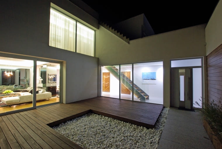 Dom z dziedzińcem w Starachowicach. Proj. MAG Architekci Marcin Grzyb Dom z dziedzińcem w Starachowicach. Proj. MAG Architekci Marcin Grzyb; Włodzimierz Sidorczuk