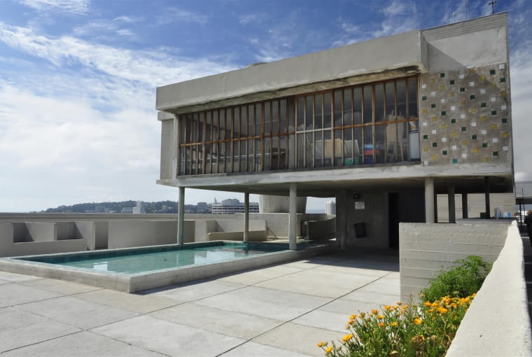 Jednostka Marsylska, proj. Le Corbusier - świetlica i basen. Ta część tarasu na dachu zarezerwowana jest wyłącznie dla mieszkańców